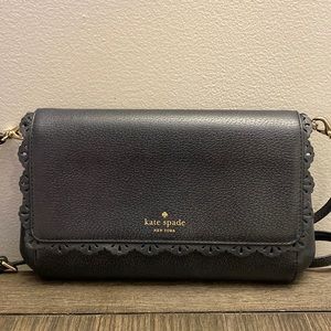 Excelente condition cross body that can also be a clutch.